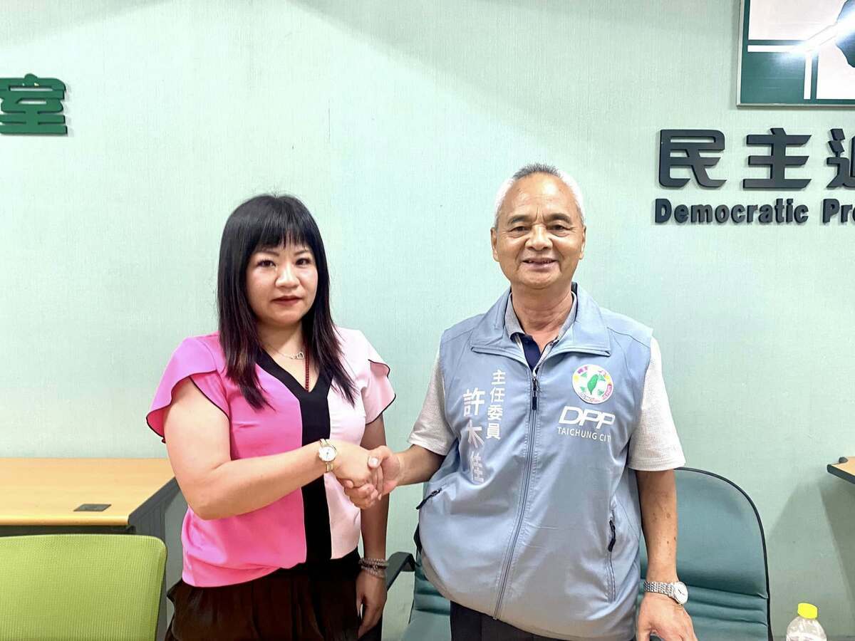 陳怡潔（左）是民進黨市黨部的評委召集人。 圖：民進黨台中市黨部/提供