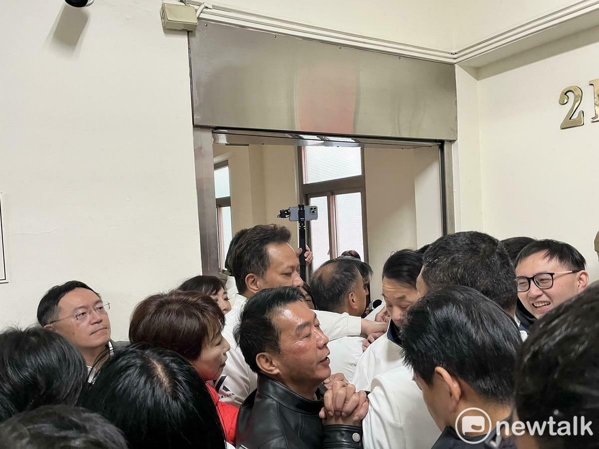國民黨昨日強行通過選罷法，阻擋綠委進入會議室，推擠中，邱鎮軍揮手傷到許智傑。 圖：金大鈞/攝（資料照）