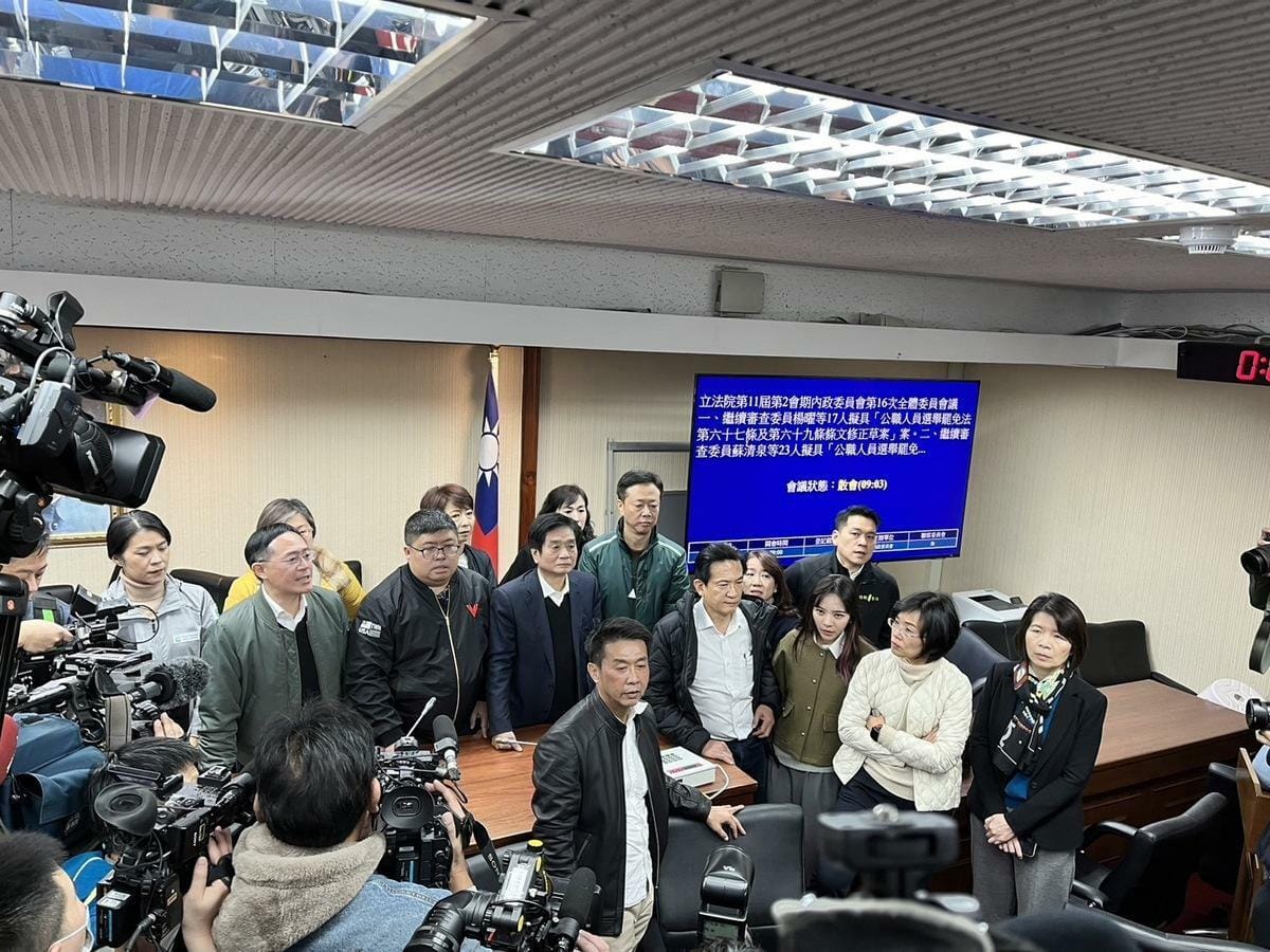 國民黨利用1分半的時間，強行將選罷法送出委員會，空留綠委控訴「會議無效」。 圖：金大鈞/攝