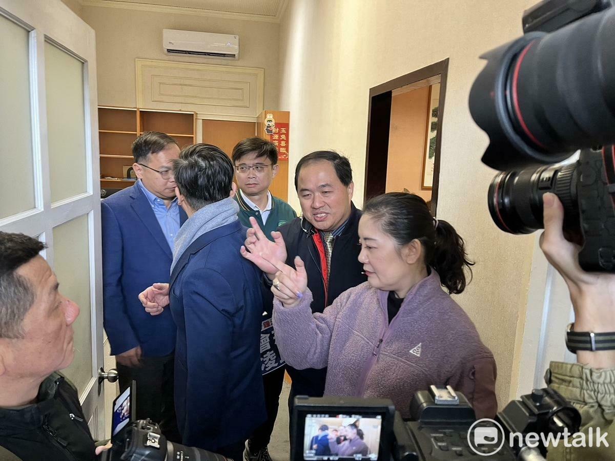 民進黨立委們在黨團幹事吳思瑤帶領下怒衝院長韓國瑜辦公室。 圖：金大鈞/攝