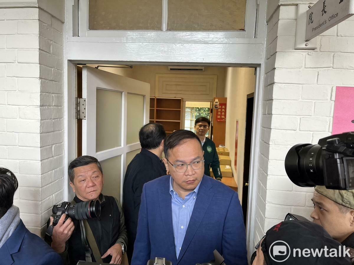 民進黨立委們在黨團幹事吳思瑤帶領下怒衝院長韓國瑜辦公室。 圖：金大鈞/攝