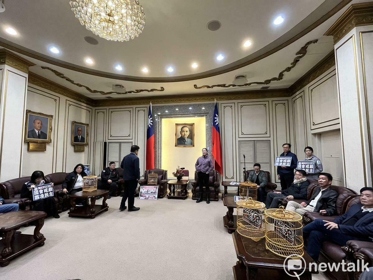 民進黨立委們在黨團幹事吳思瑤帶領下怒衝院長韓國瑜辦公室。 圖：金大鈞/攝