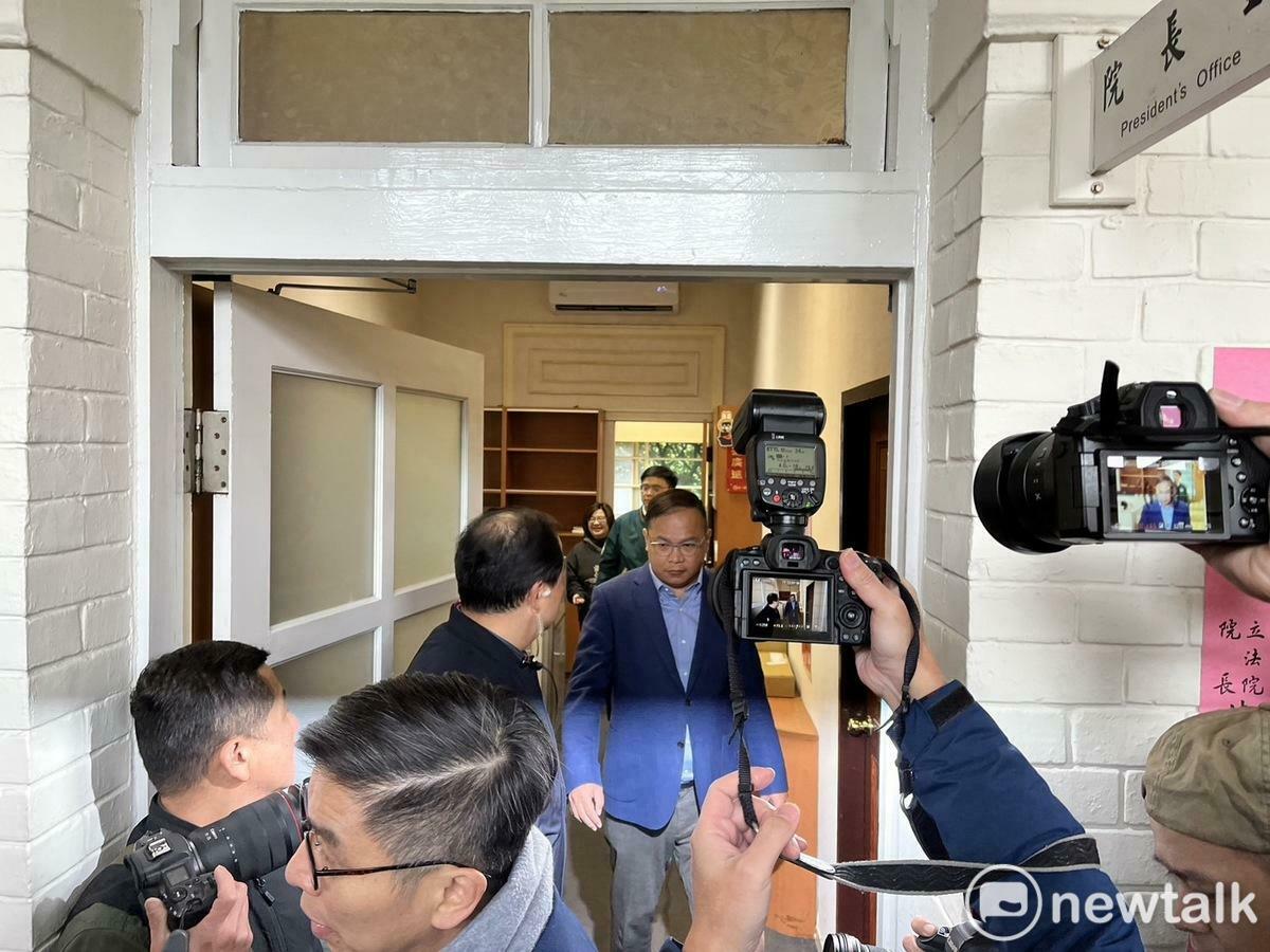 民進黨立委們在黨團幹事吳思瑤帶領下怒衝院長韓國瑜辦公室。 圖：金大鈞/攝