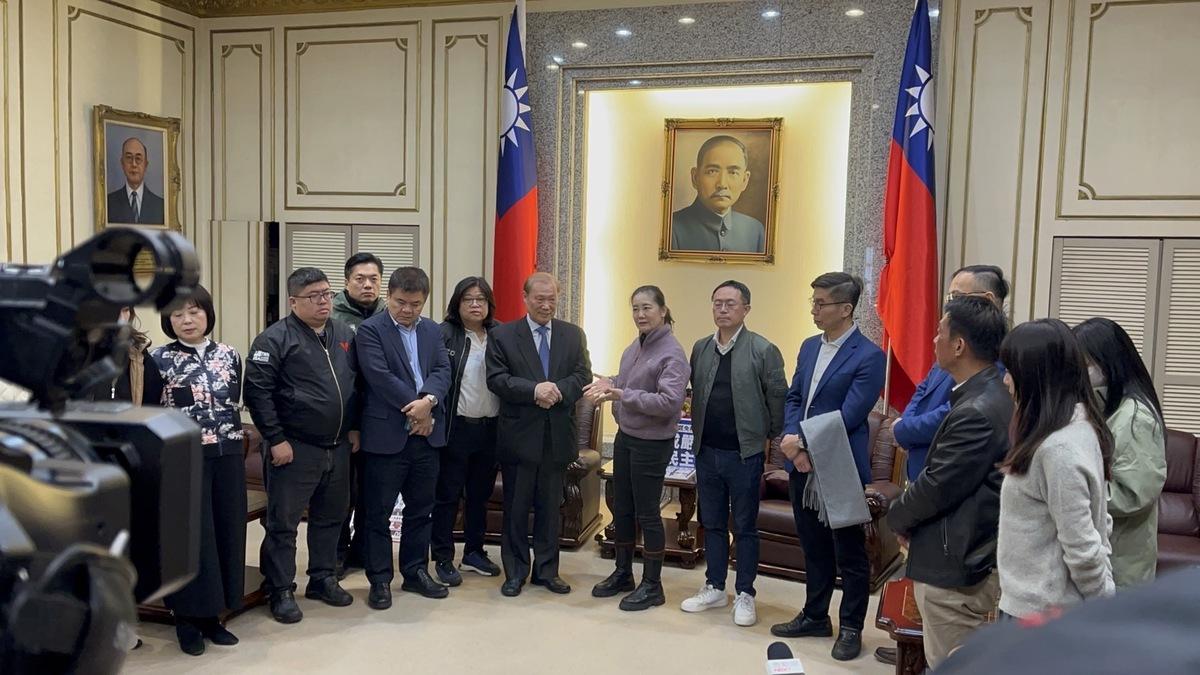 立法院秘書長周萬來代表韓國瑜向民進黨團說明，但雙方卻未有共識，不歡而散。 圖：金大鈞/攝