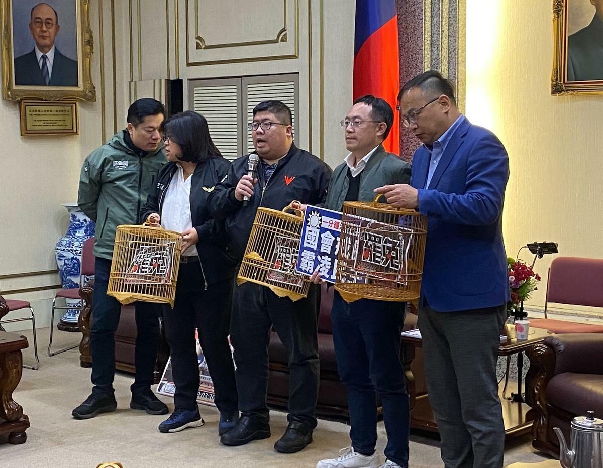 立委蔡易餘等人帶著鳥籠要去院長官邸找韓國瑜回來上班 圖：林朝億/攝