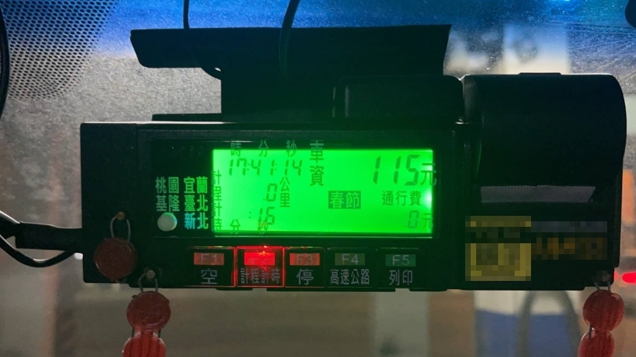 春節加成及國道通行費由計程車駕駛操作設定計表上會顯示「春節」字樣。 圖：新北市交通局/提供