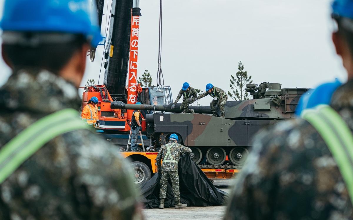 裝訓部官兵執行運輸作業。 圖：國防部提供
