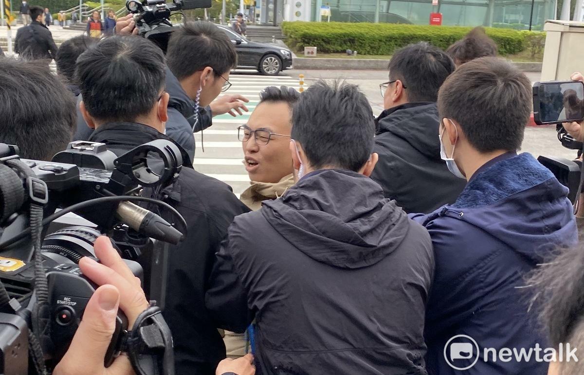 統派新黨副秘書長游智彬亂入獨派「台灣國」記者會抗議，遭警方架離。 圖：周煊惠 / 攝