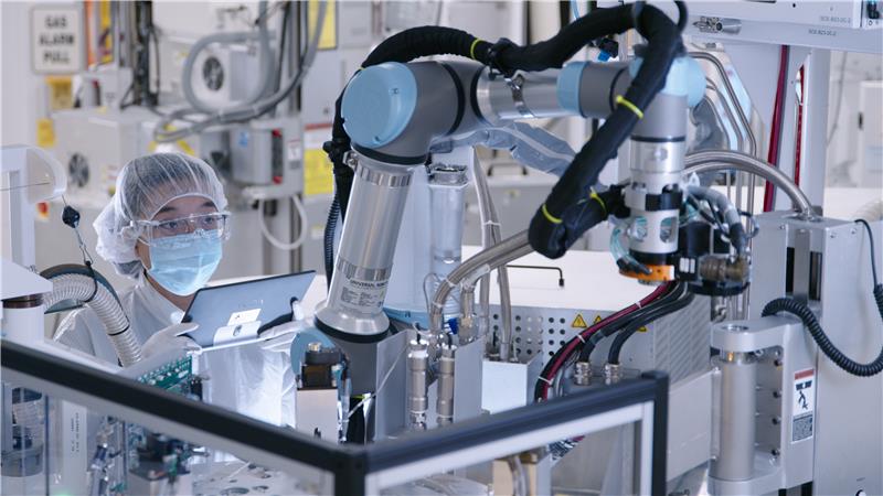 科林研發推出Dextro 半導體業界首款協作機器人 （cobot），旨在優化晶圓製造設備的關鍵維護任務，可實現準確、高精度的維護保養，以最大限度地減少設備停機時間和生產變異。 圖: 科林研發/提供
