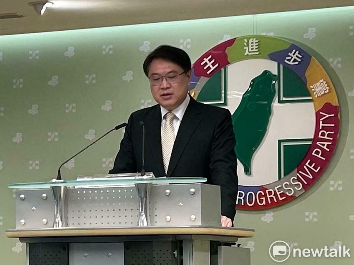 民進黨秘書長林右昌下午親上火線，痛批國民黨毀憲亂政，大搞國會戒嚴。 圖：黃宣尹攝