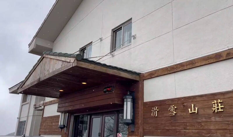 16日下午13時許，合歡山武嶺至松雪樓一帶陸續飄下冰霰，時間長達5分鐘。 圖：林業保育署南投分署／提供