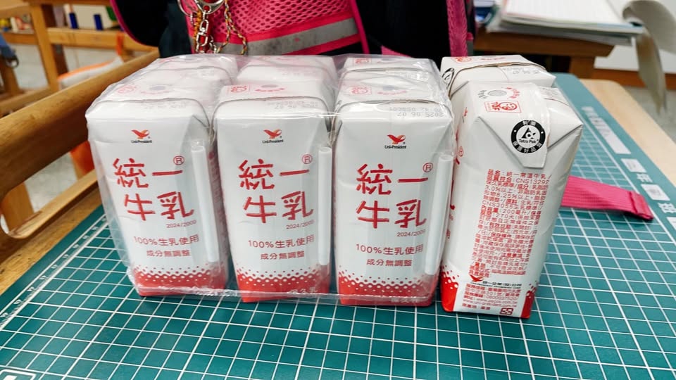 農業部推動「班班喝鮮乳」政策至今，全台約有75%學校選擇讓學生喝保久乳。 圖：翻攝自江怡臻臉書
