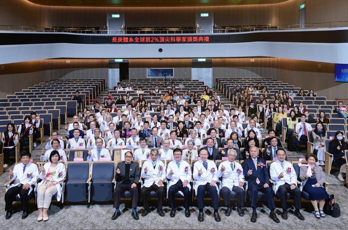 長庚醫療體系112人入選全球頂尖科學家榜，涵蓋臨床醫學等領域，院方舉行典禮表揚貢獻。 圖：長庚醫院 / 提供