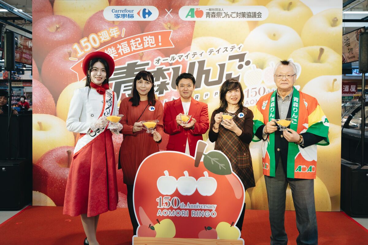 宮下宗一郎(中)前往高雄百貨賣場進行多場青森蘋果推廣活動。 圖：高雄市行國處提供