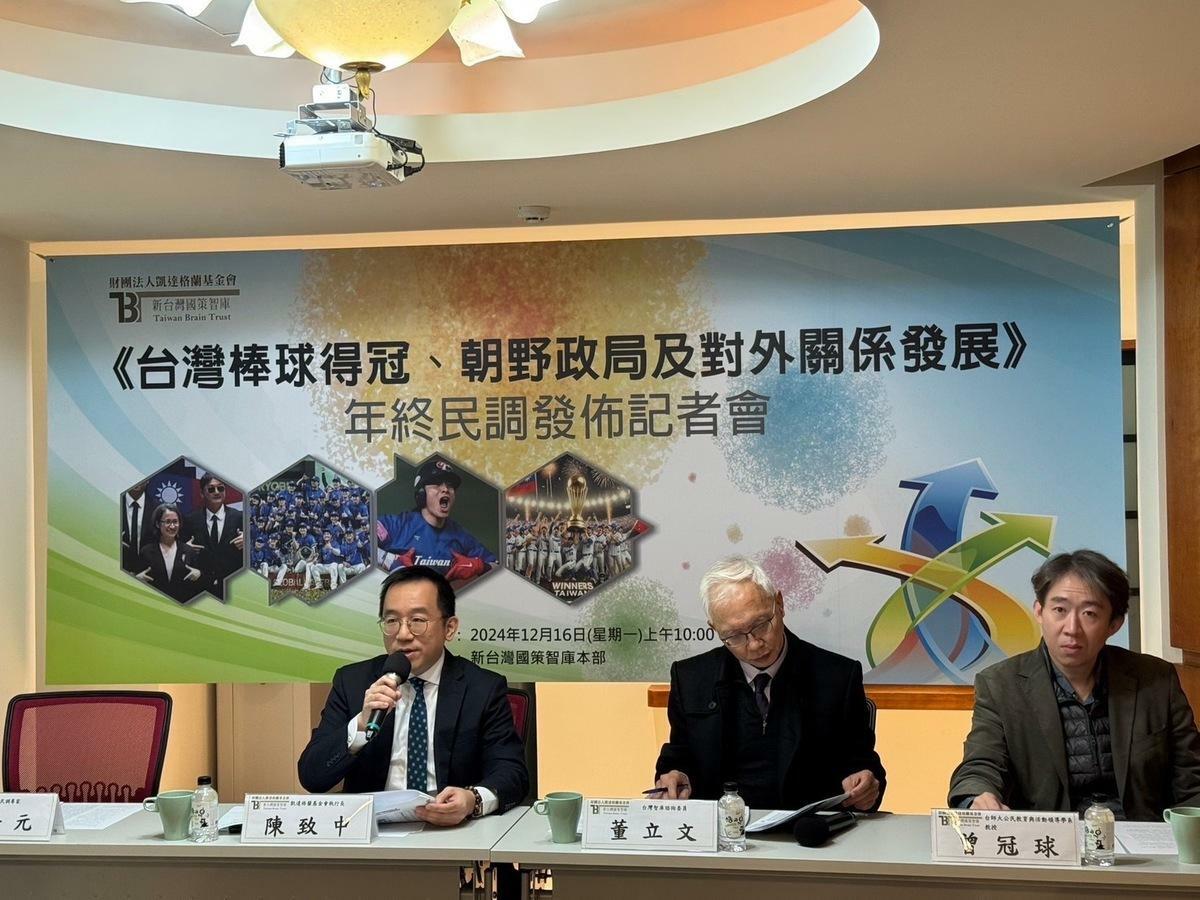 新台灣國策智庫今（16日）舉行發布民調記者會，由凱達格蘭基金會執行長陳致中主持，邀請亞太和平研究基金會執行長董立文、台師大公民教育與活動領導學系教授曾冠球評論。 圖：新台灣國策智庫提供