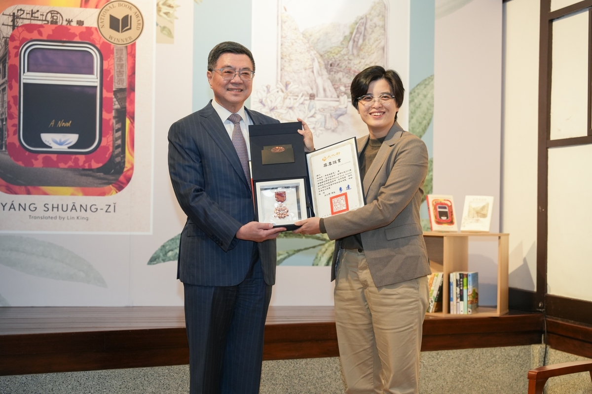台灣作家楊双子和英文譯者金翎的《臺灣漫遊錄》拿下美國國家圖書獎，是第一部贏得美國這項殊榮的台灣文學作品。行政院長卓榮泰今（16）天親頒文化獎章及獎勵金30萬元給楊双子。 圖：行政院提供