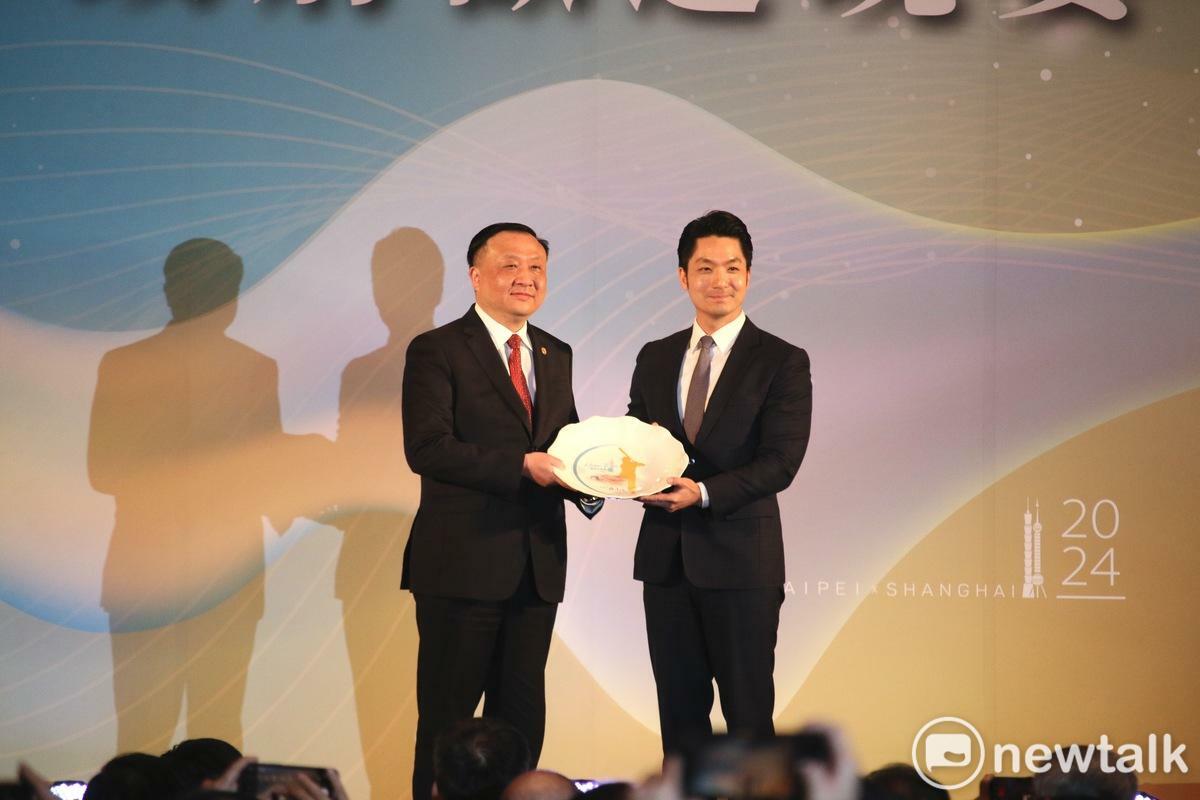 台北市長蔣萬安（右）、上海副市長華源（左）互贈紀念品。 圖：周煊惠 / 攝