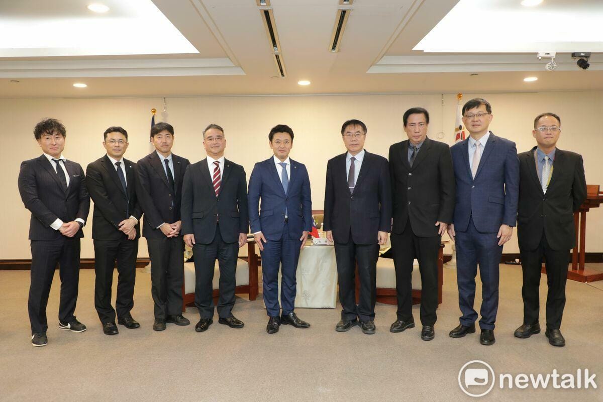 日本青森縣知事宮下宗一郎一行共7人來市府拜訪，由台南市長黃偉哲率新聞及國際關係處長蘇恩恩及台南市台日文化友好交流基金會董事長李退之熱情接待，此次為黃市長與宮下知事初次會面，雙方暢談台南與青森未來可以發展的交流方向。 圖：台南市政府提供
