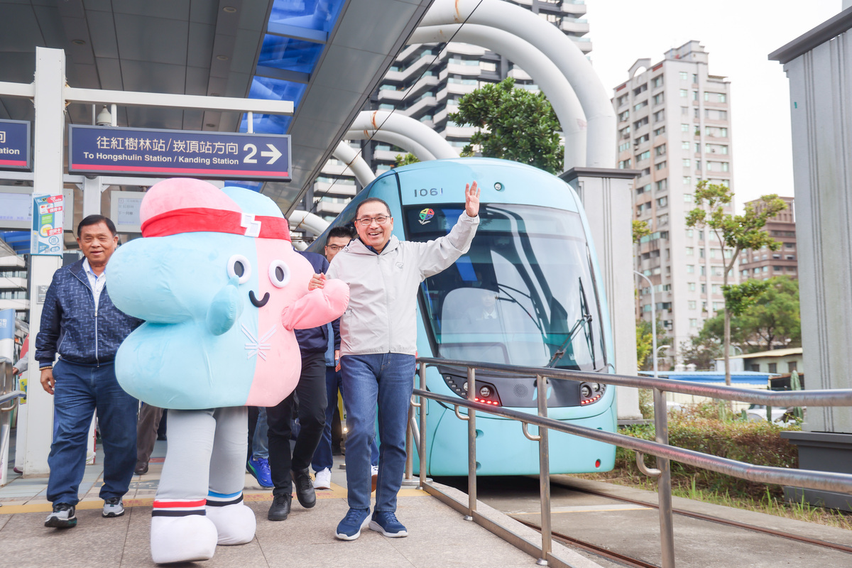 侯友宜日與世壯運賽會吉祥物「壯寶」共同出席淡海輕軌「壯寶列車」首航。 圖：新北市政府/提供