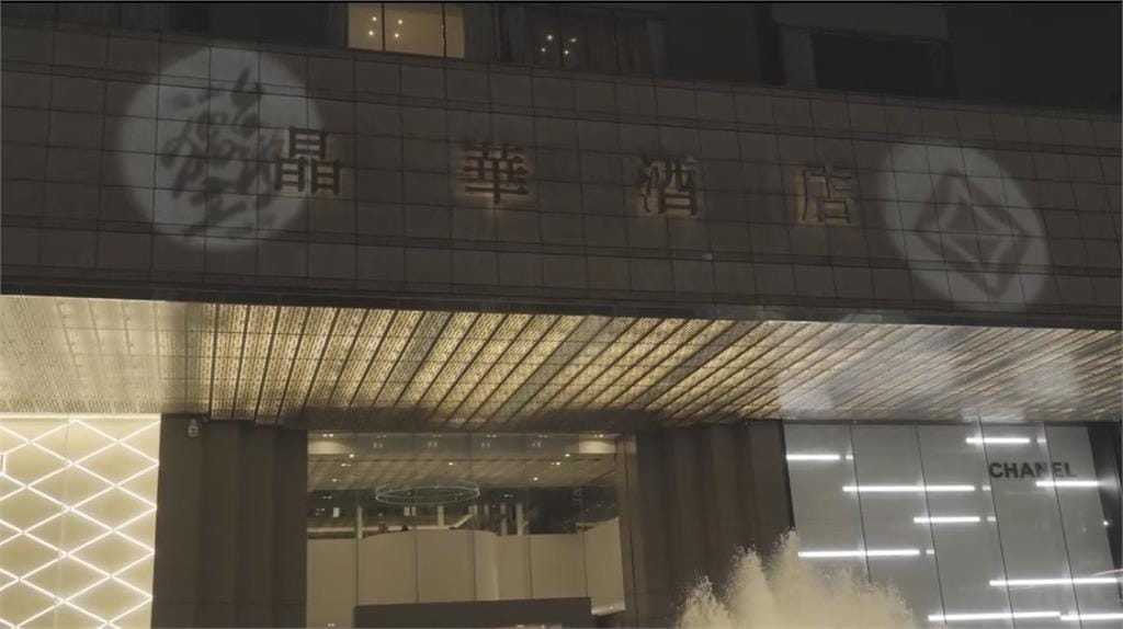 台灣基進將「內有共匪，中共滾蛋」、「台灣獨立」的文字與台灣基進黨徽投射到飯店牆上，表達不歡迎之意。 圖：台灣基進提供