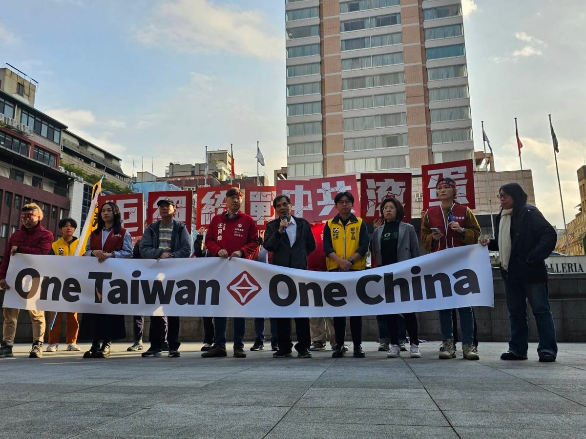 台灣基進主席王興煥（左五）中偕同台獨聯盟主席陳南天（右五）、台灣北社前社長李川信、台灣綠黨發言人王彥涵、時代力量發言人鄭宇焱、台灣基進黨秘書長吳欣岱、台灣基進台南檔黨部執行長吳依潔前往晶華酒店抗議「雙城論壇」簽署備忘錄，要求共產黨滾出台灣。 圖：林昀真 攝