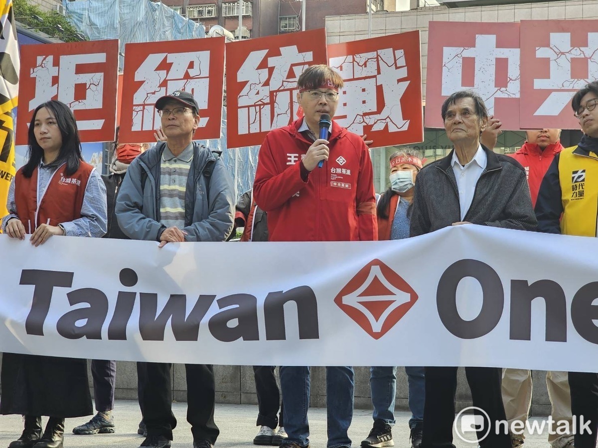 台灣基進主席王興煥（中）偕同台獨聯盟主席陳南天（右二）、台灣北社前社長李川信、台灣綠黨發言人王彥涵、時代力量發言人鄭宇焱、台灣基進黨秘書長吳欣岱、台灣基進台南檔黨部執行長吳依潔前往晶華酒店抗議「雙城論壇」簽署備忘錄，要求共產黨滾出台灣。 圖：林昀真/攝