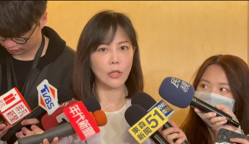 行政院發言人李慧芝今（17）天在活動場外受訪談霸凌案。 圖：翻攝畫面