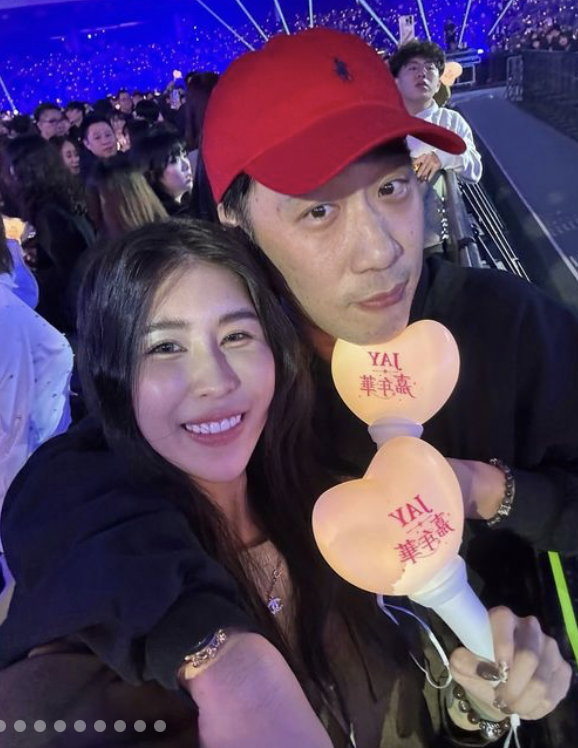 藝人余祥銓與妻子柔柔5日在周杰倫演唱會上的行為引發爭議。 圖：攝自IG／rou860209