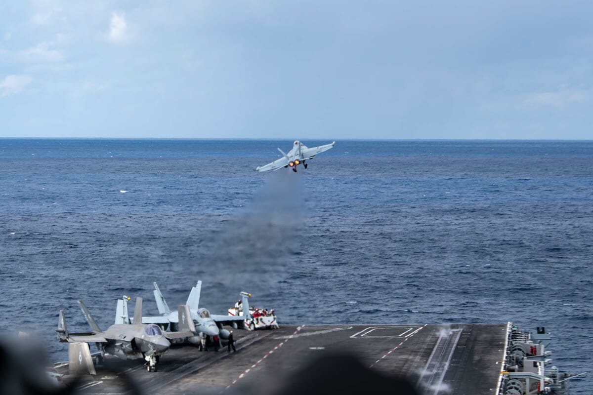 美國航空母艦卡爾文森號艦載機F/A-18起降操演。 圖：翻攝「X」@US7thFleet