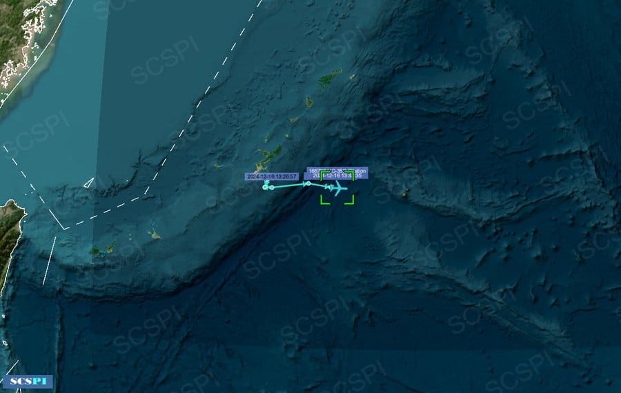 中國半官方智庫「南海戰略態勢感知」(SCSPI)，以美軍新艦載行政專機CMV-22B的航跡圖研判，卡爾文森號航空母艦16日位置在沖繩東部海域。 圖：翻攝「X」@SCS_PI