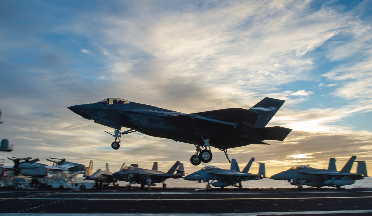 美國航空母艦卡爾文森號艦載機F-35C起降操演。 圖：翻攝「X」@USPacificFleet