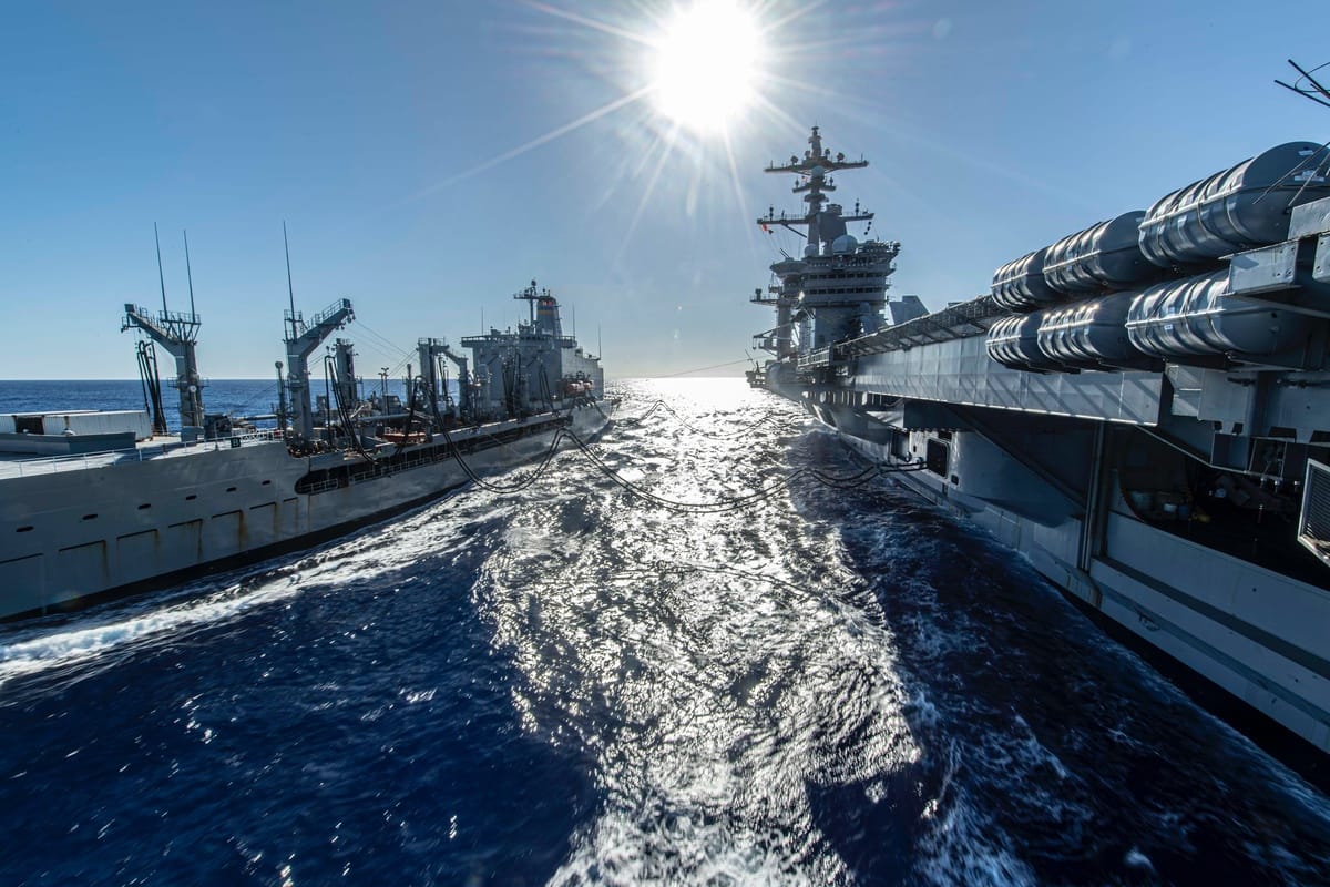 美國航空母艦卡爾文森號進行海上對接補給。 圖：翻攝「X」@USPacificFleet