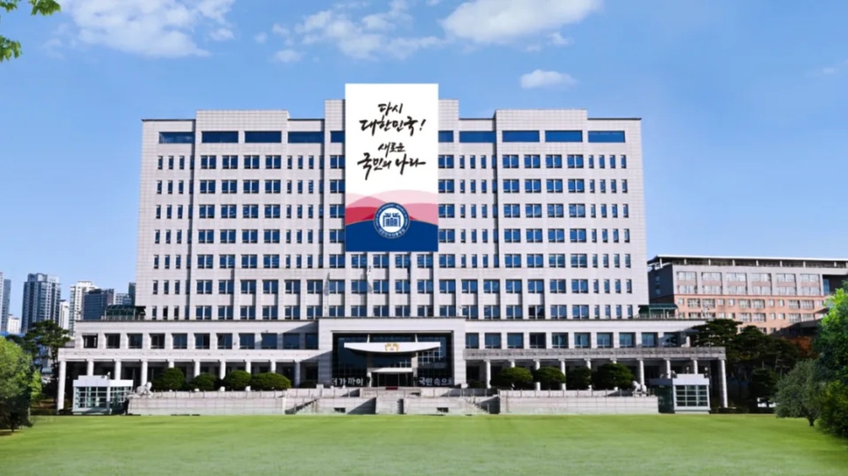 前總統尹錫悅自2022年3月上任後，認為青瓦台結構封閉，不利於與幕僚及民眾溝通，因此將總統辦公室遷至龍山區國防部大樓。 圖：翻攝南韓總統府官網