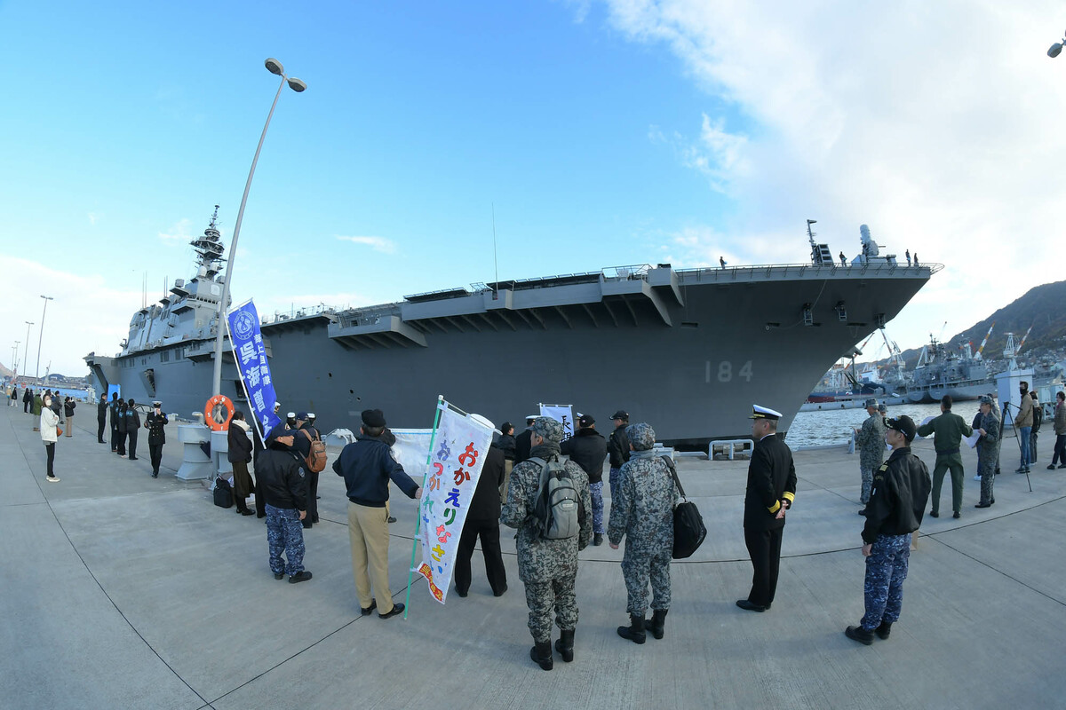 遠赴美國進行F-35B起降測試驗證的日本「加賀號(DDH-184)」，16日返抵廣島吳港基地。 圖：翻攝「X」@jmsdf_krh