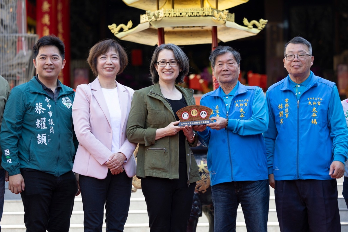 副總統蕭美琴在民進黨立委何欣純、地方議員的陪同下，前往台中太平太和宮祈福暨贈匾。 圖：總統府提供