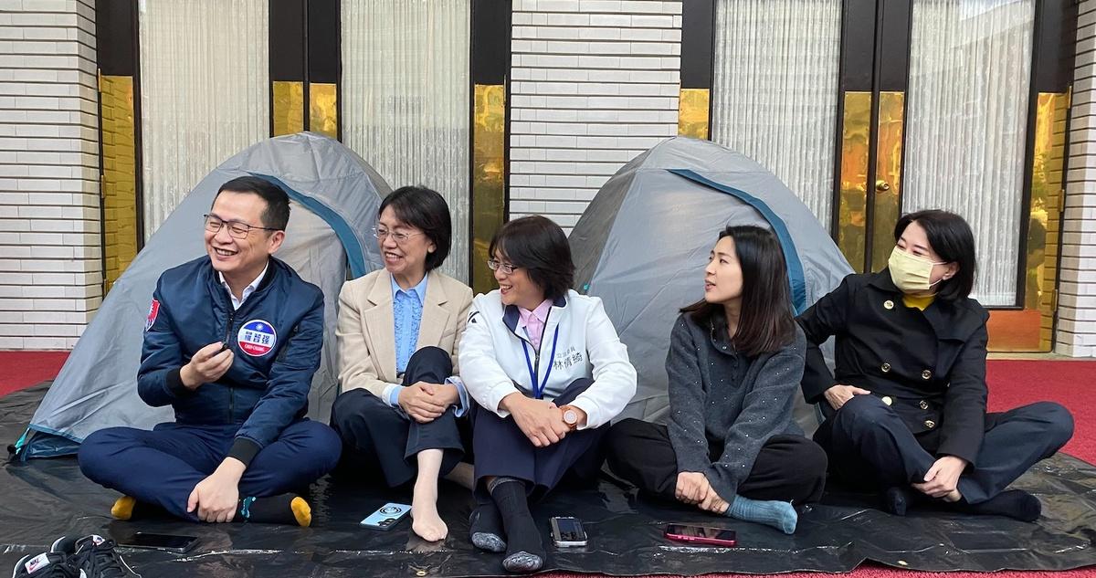 國民黨立委17日下午四點開始在議場前排班 圖：林朝億/攝