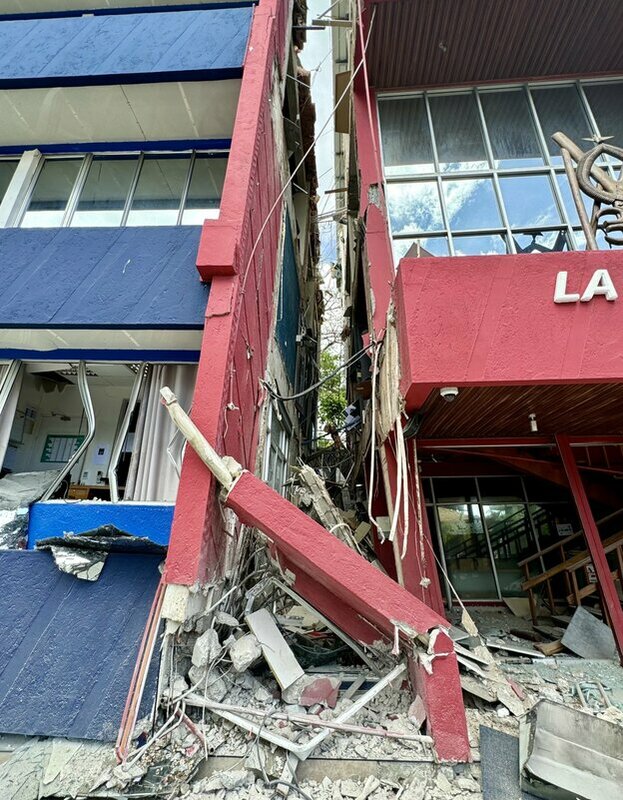 雖然此次地震對萬那杜各地造成嚴重傷害，但美國方面仍預估，此次地震造成的影響「較為局部」，周邊國家不太可能遭受海嘯襲擊。 圖：翻攝自 @jeangene_vilmer X 帳號