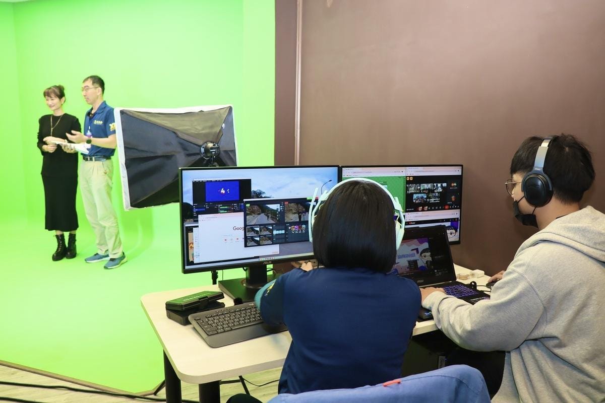 「XR數位共學中心」透過VR體驗互動，學習課程與主題特色課程。 圖：高雄市教育局提供