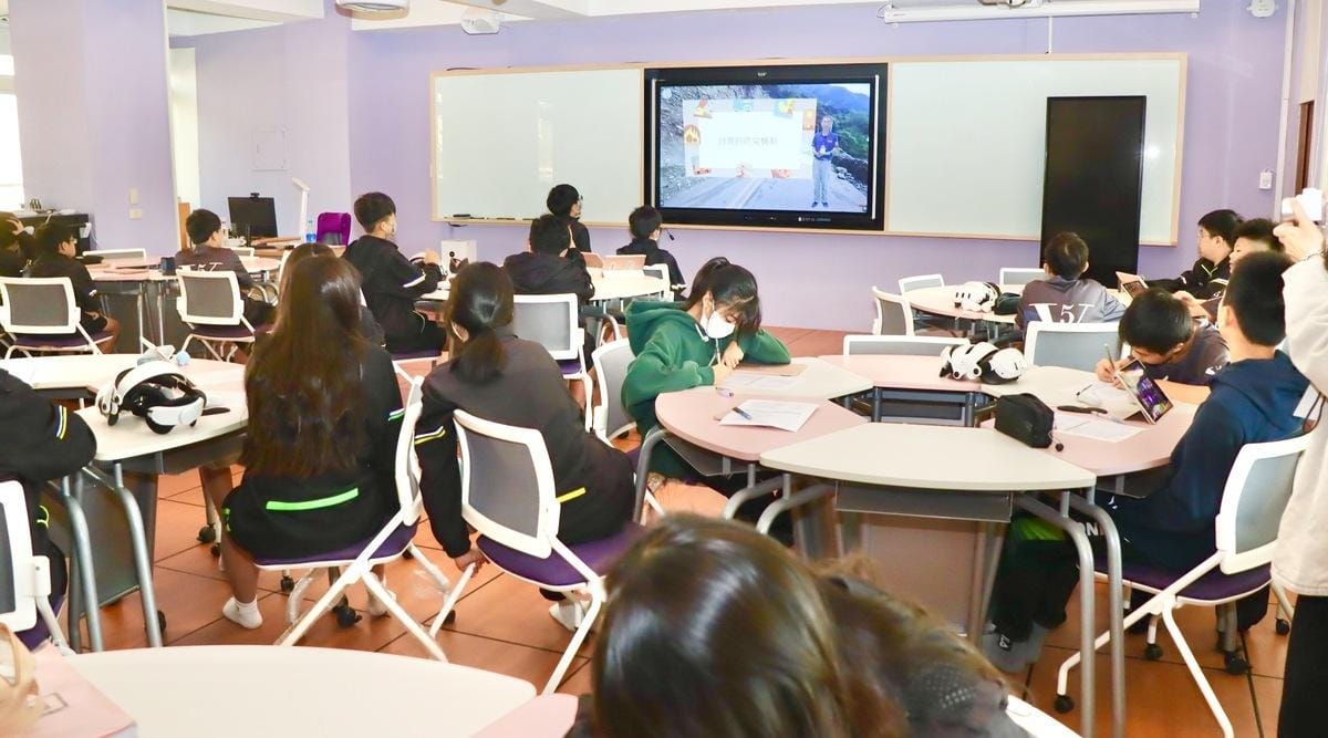 高雄市XR數位共學中心建置XR虛擬攝影棚，進行公開觀課「防災特攻隊」課程。 圖：高雄市教育局提供