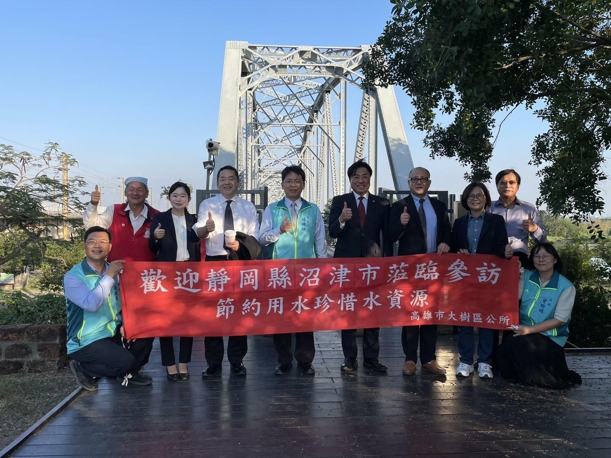 楊明融(左五)陪同賴重秀一(右五)訪團實地參訪大樹舊鐵橋。 圖：高雄市行國處提供