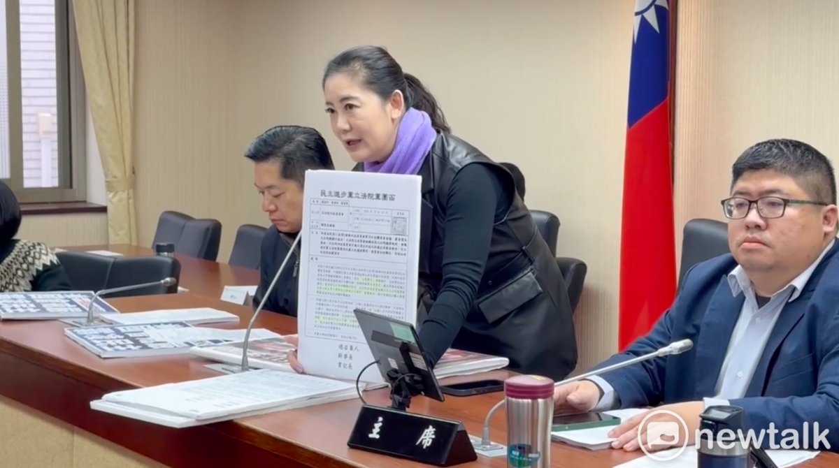 民進黨團一早杯葛內委會，阻擋確認選罷法會議議事錄及審查報告送出。 圖：金大鈞/攝