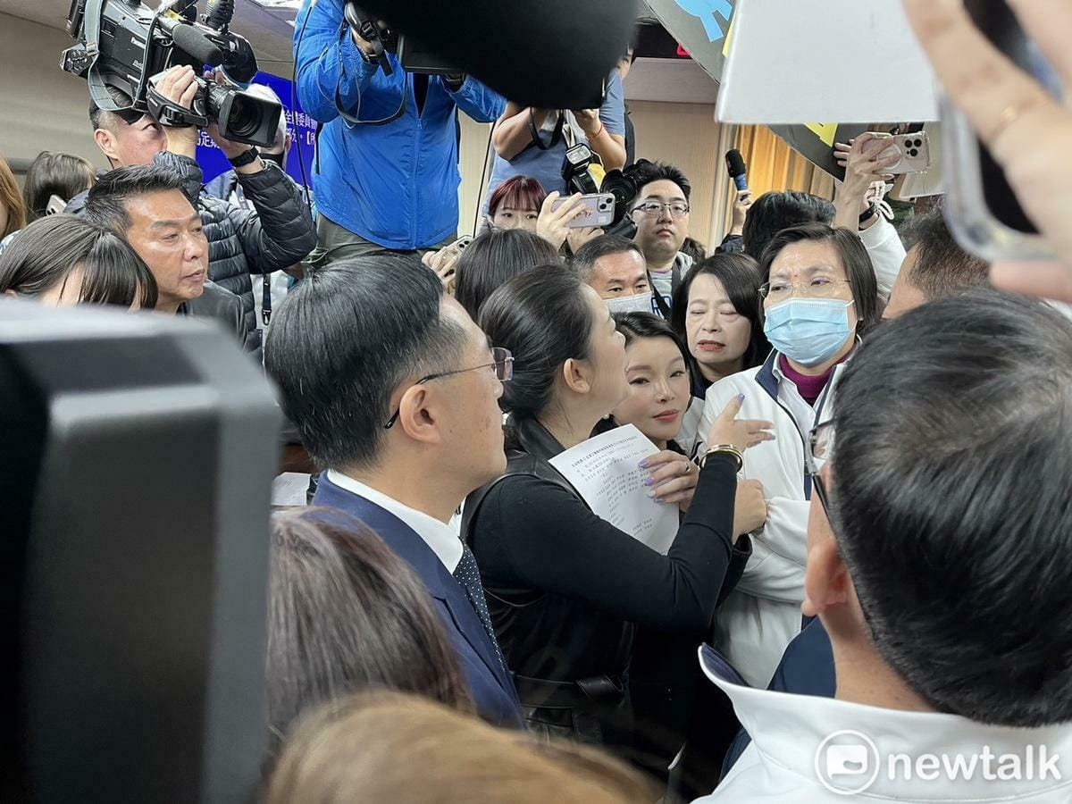 立院內政委員會因是否確認選罷法通過議事錄，爆發藍綠肢體衝突。 圖：金大鈞/攝