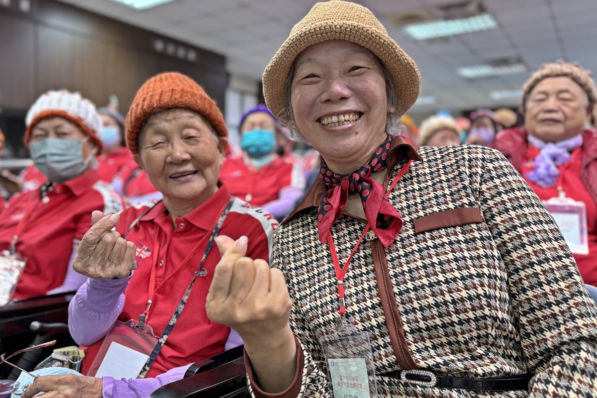 興安社區發展協會總幹事何敏蓉（右）說，92歲蔡阿嬤（左）7年來帶頭參與更起了極佳示範作用。 圖：弘光科大/提供