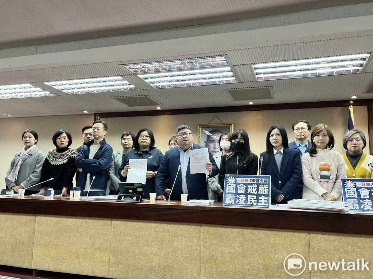 立法院議事處將16日選罷法審查報告送出，民進黨團狂轟韓國瑜是騙子！ 圖：金大鈞/攝