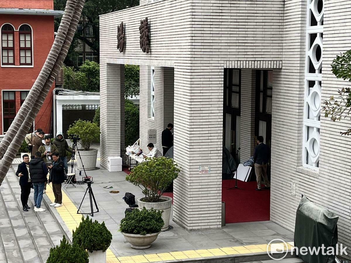 國民黨立委牛煦庭被綠委抓包不回會議室開會，卻在議場大門前露營。 圖：金大鈞/攝