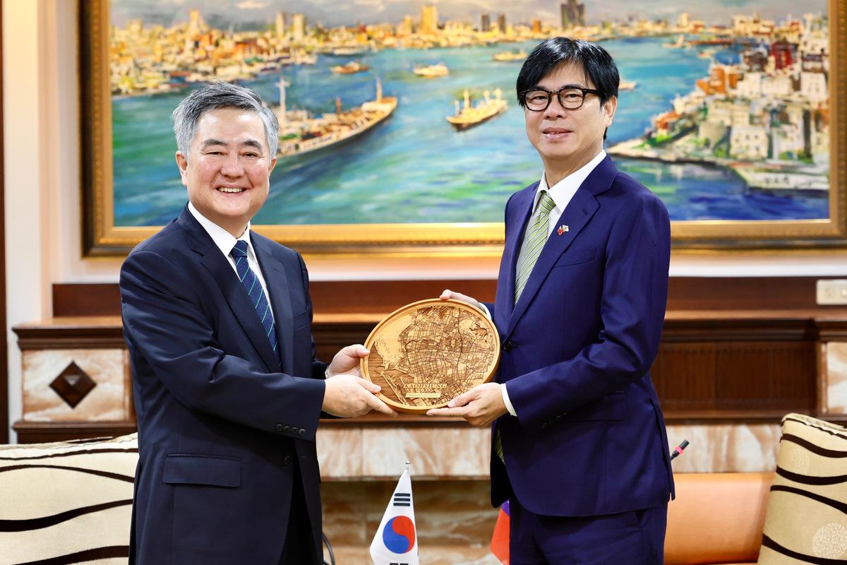 李殷鎬(左)拜會陳其邁，暢談雙邊半導體、高科技及汽車產業等多元領域合作。 圖：高雄市行國處提供