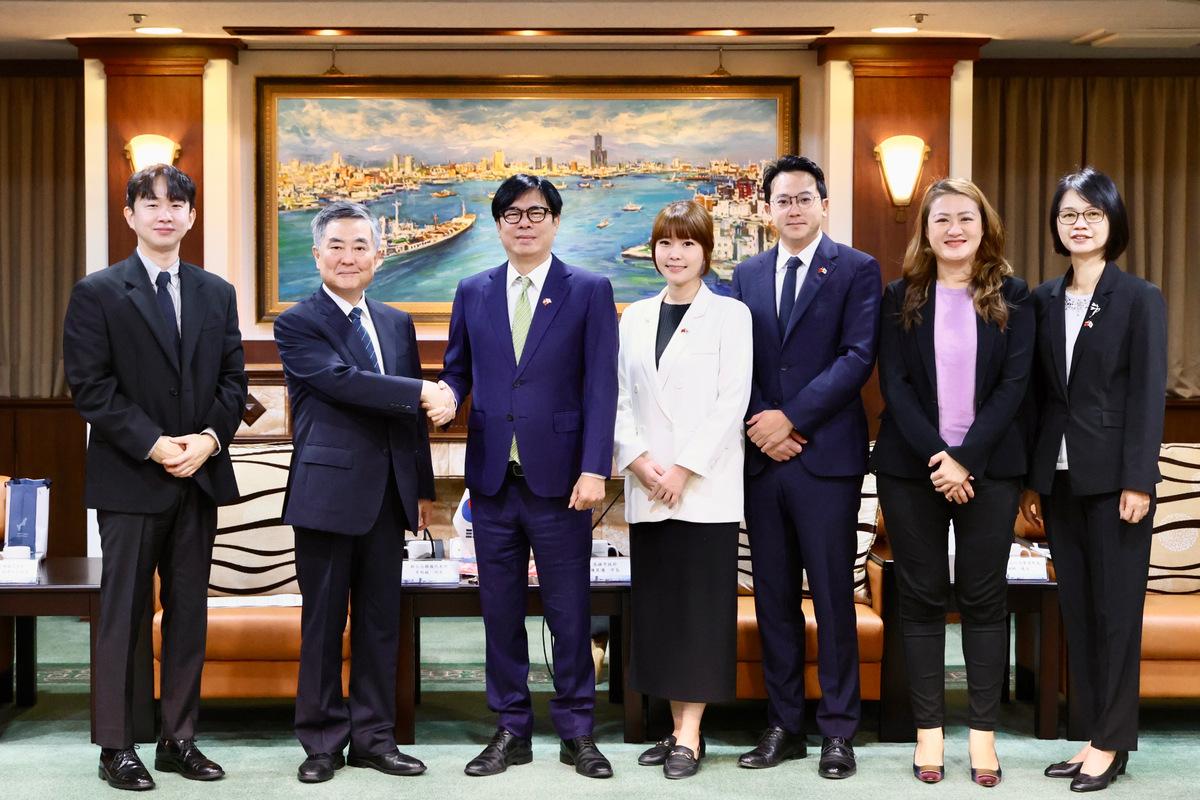 李殷鎬(左二)代表一行與高雄市政府團隊合影。 圖：高雄市行國處提供