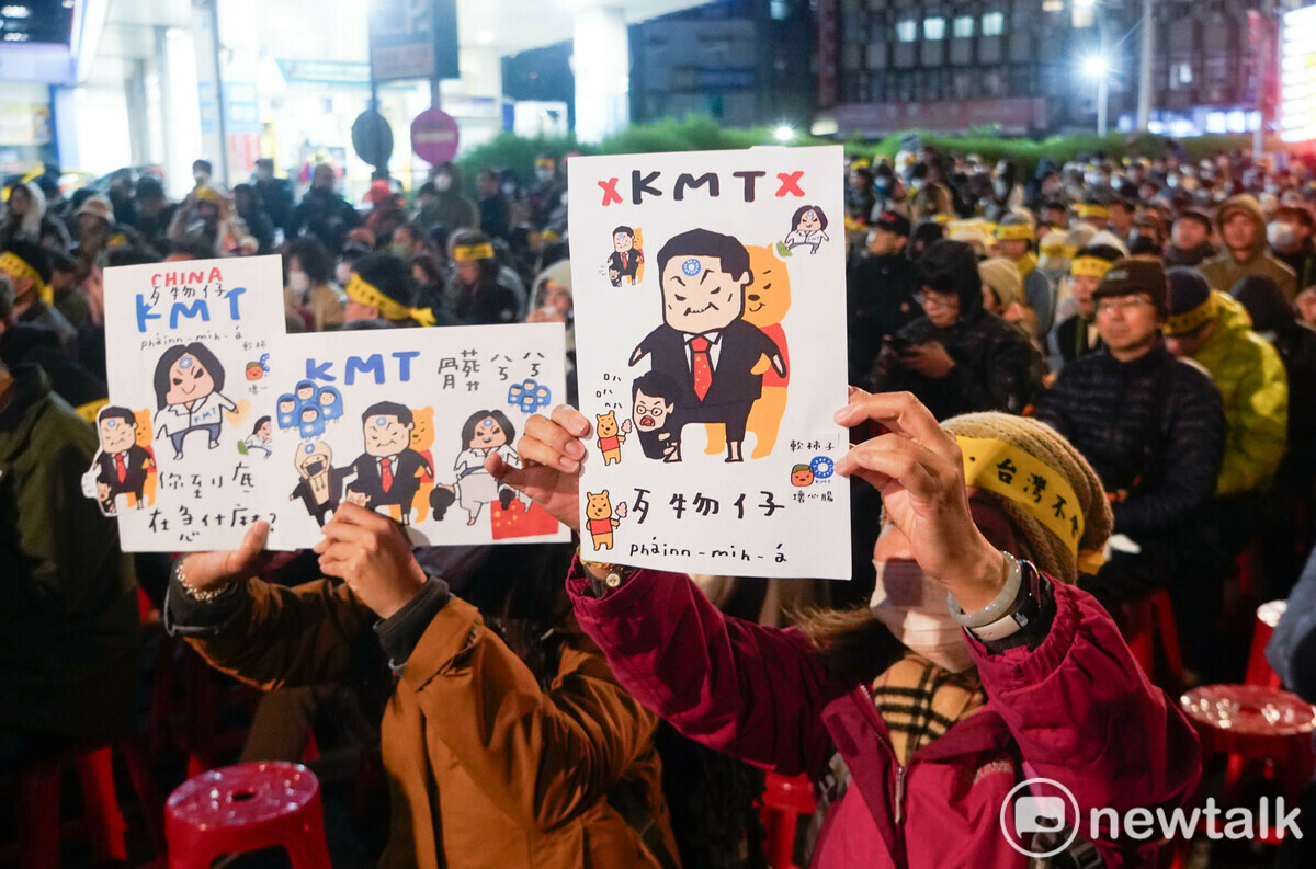 聲援冬季青鳥在台北行動的市民們拿著各式手板，向經過的市民表達訴求。 圖：張良一/攝（資料照）