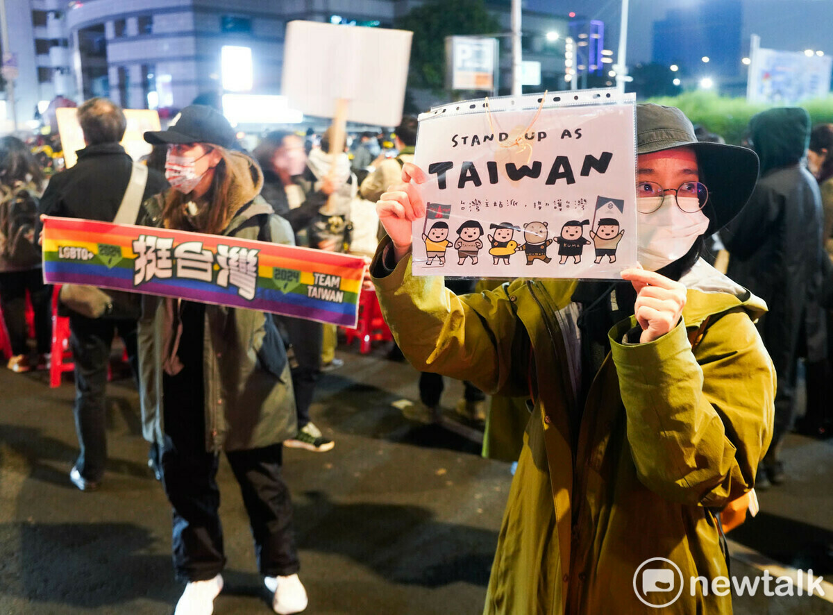 聲援冬季青鳥在台北行動的市民們拿著各式手板，向經過的市民表達訴求。 圖：張良一/攝