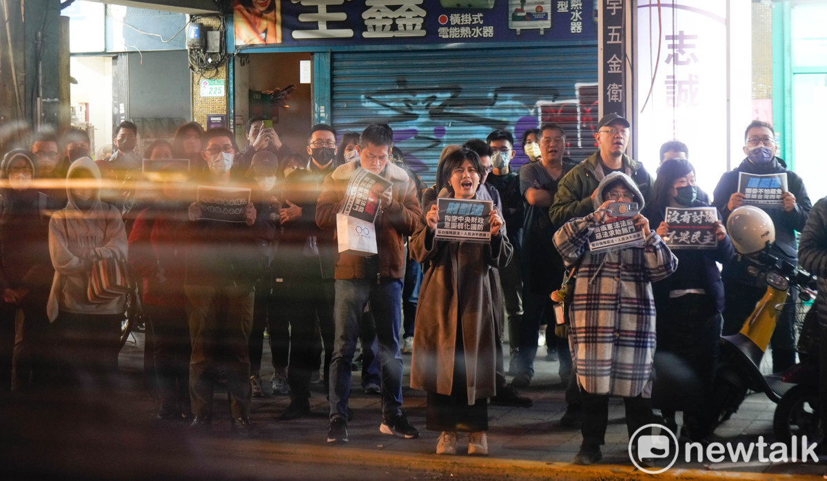 聲援在國民黨中央黨部前舉行的『冬季青鳥在台北』行動的民眾滿到國民黨中央黨部對面的人行道上，並拿著手板一起喊口號。 圖：張良一/攝